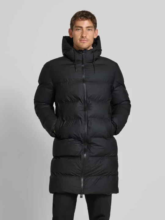 Zdjęcie produktu Płaszcz pikowany o kroju regular fit z kapturem model ‘Alter’ Rains Czarny