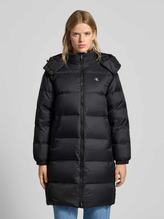 Zdjęcie produktu Płaszcz pikowany o kroju regular fit z nadrukiem z logo model ‘Essential’ Calvin Klein Jeans Czarny