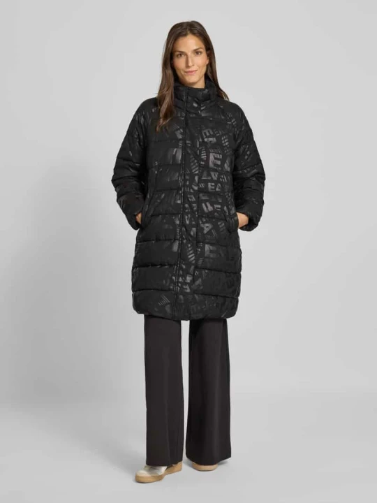Zdjęcie produktu Płaszcz pikowany o kroju regular fit z nadrukiem z logo na całej powierzchni model ‘Caban’ EA7 Emporio Armani Czarny