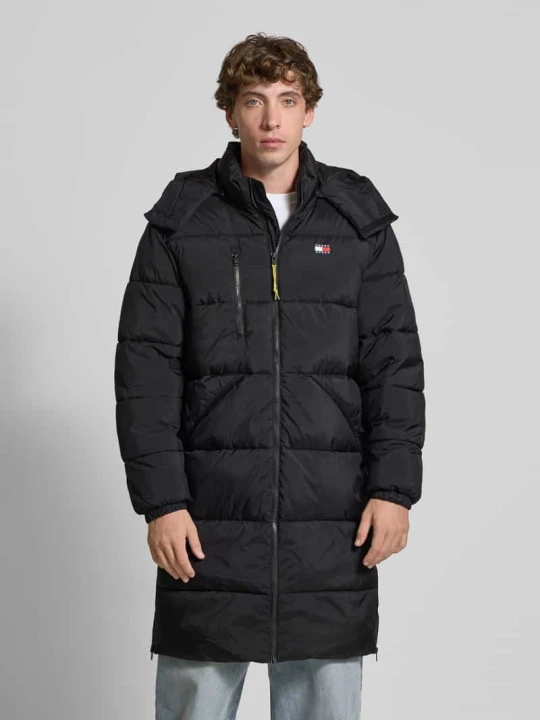 Zdjęcie produktu Płaszcz pikowany o kroju regular fit z wyhaftowanym logo model ‘VAIL’ Tommy Jeans Czarny