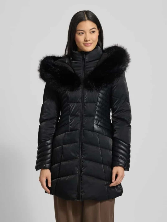 Zdjęcie produktu Płaszcz pikowany o kroju regular fit z zamkiem błyskawicznym dwustronnym model ‘Oxana’ Guess Czarny