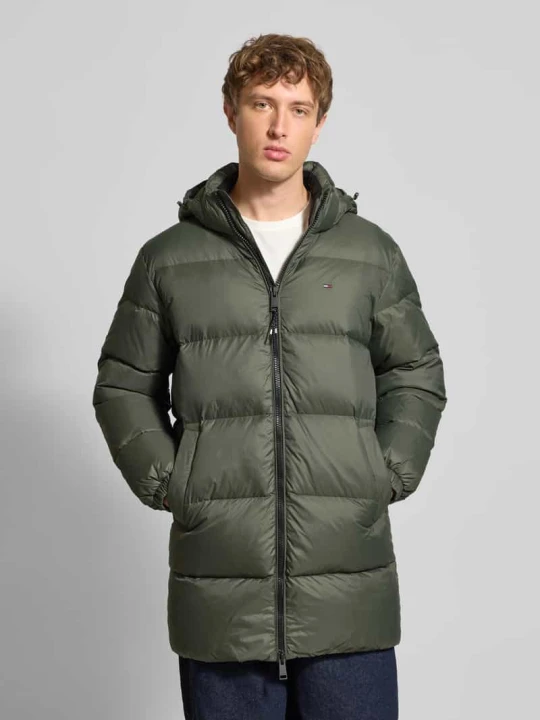 Zdjęcie produktu Płaszcz puchowy o kroju regular fit z wyhaftowanym logo Tommy Jeans Ciemnozielony