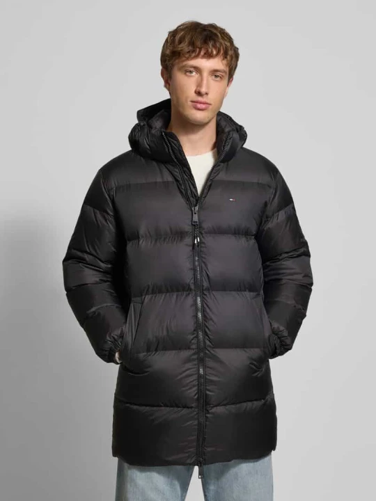 Zdjęcie produktu Płaszcz puchowy o kroju regular fit z wyhaftowanym logo Tommy Jeans Czarny