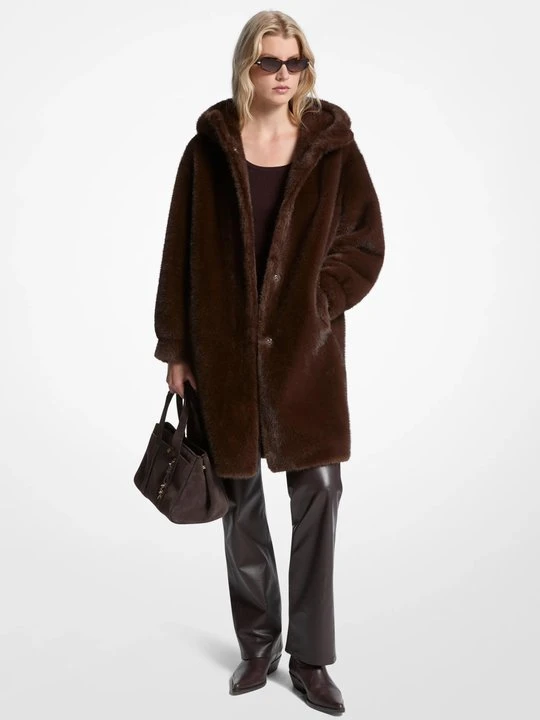 Zdjęcie produktu Płaszcz z kapturem ze sztucznego futra Michael Kors CZEKOLADOWY (Brązowy)