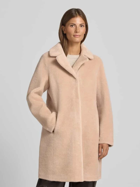 Zdjęcie produktu Płaszcz ze sztucznego futra w wyglądzie wełnianego kożucha Model 'VENUS' Oakwood Piaskowy