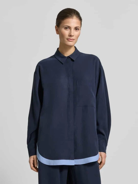 Zdjęcie produktu Lejąca bluzka z wiskozy z kontrastowymi paskami - curated by Tinvcb Style Icon Collection Ciemnoniebieski