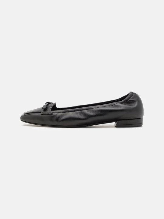 Zdjęcie produktu Półbuty wsuwane Stuart Weitzman czarny