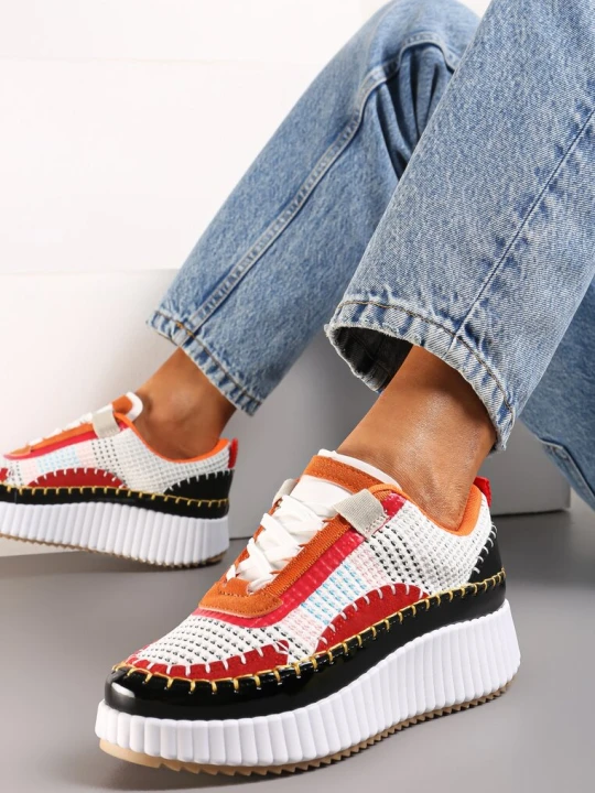 Zdjęcie produktu Biało-Pomarańczowe Sneakersy na Platformie Ozdobione Nitami i Patchworkowymi Wstawkami Jeneria