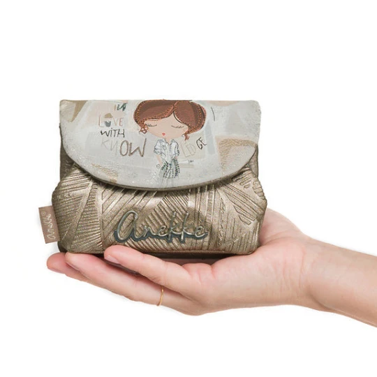 Zdjęcie produktu Portfel damski Anekke, z klapką ozdobiony charakterystycznym nadrukiem i metalowym logo wyposażony w kieszeń na monety, złoty, 42809-016