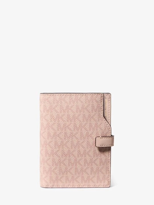 Zdjęcie produktu Portfel na paszport Jet Set z charakterystycznym logo Michael Kors