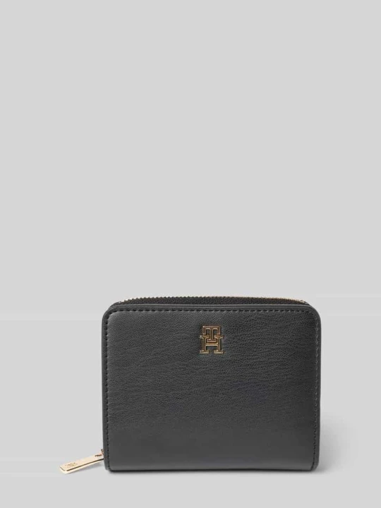 Zdjęcie produktu Portfel z aplikacją z logo model ‘ICON MED ZA FLAP’ Tommy Hilfiger Czarny
