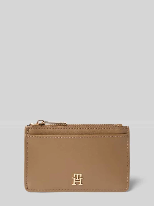 Zdjęcie produktu Portfel z karabińczykiem do zawieszenia model ‘ICON LONG CC HOLDER’ Tommy Hilfiger Beżowy