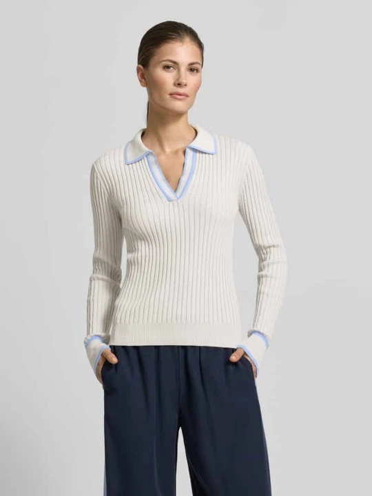 Zdjęcie produktu Prążkowany longsleeve z dekoltem w serek – curated by Tinvcb Style Icon Collection Jasnoszary
