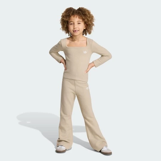 Zdjęcie produktu PRĄŻKOWANY ZESTAW TOPU Z DŁUGIM RĘKAWEM I LEGGINSÓW WINTERIZED Adidas Khaki Three