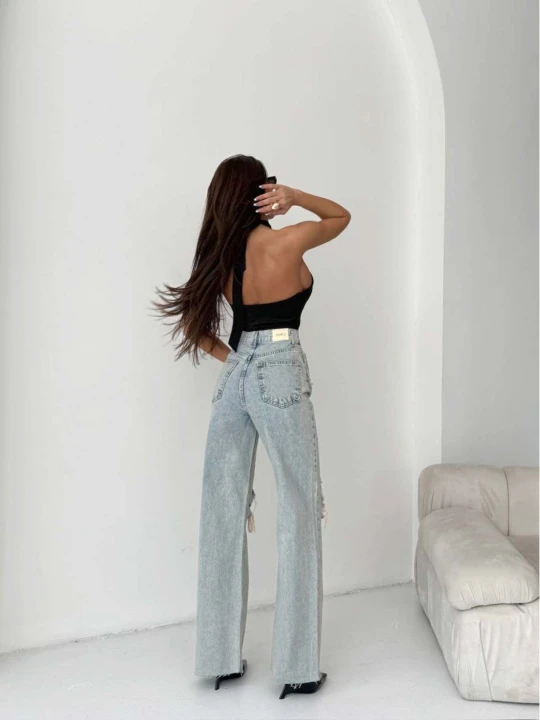 Zdjęcie produktu Proste spodnie jeansy z dziurami TRASSI - jeans  magmac 