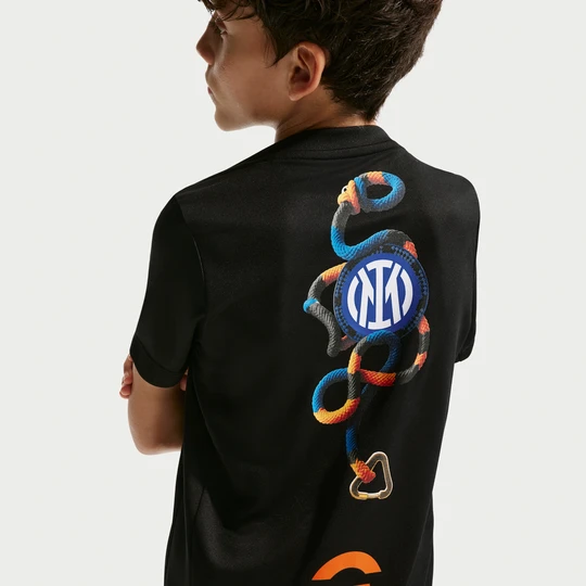 Zdjęcie produktu Przedmeczowa koszulka do piłki nożnej z krótkim rękawem dla dużych dzieci Nike ACG Dri-FIT Inter Mediolan Academy Pro SE - Czerń
