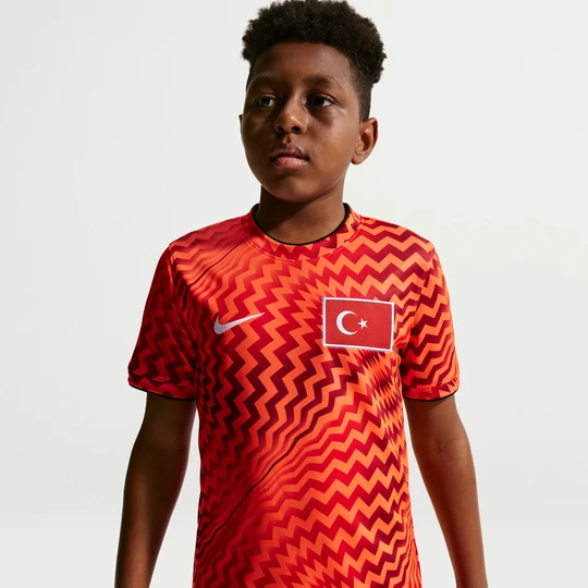 Zdjęcie produktu Przedmeczowa koszulka piłkarska z krótkim rękawem dla dużych dzieci Nike Dri-FIT Turcja 2026 - Czerwony