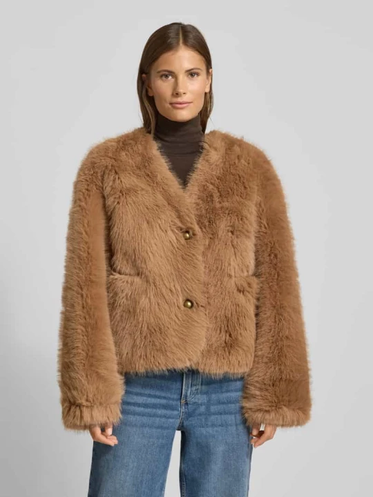 Zdjęcie produktu Pudełkowy krój kurtka ze sztucznego futra z listwą guzikową model "IJACKET" Essentiel Antwerp Camel