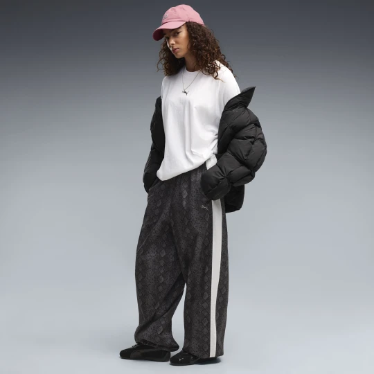 Zdjęcie produktu PUMA Damskie luźne spodnie T7 z wężowym nadrukiem, Akcesoria, Czarny
