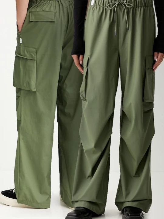 Zdjęcie produktu Rains spodnie dresowe 18310 Pocket Rain Pants Wide W3 zielony