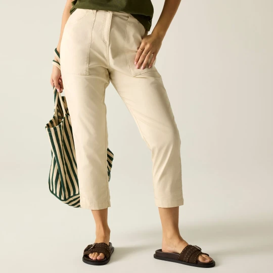 Zdjęcie produktu Regatta Spodnie damskie capri Shorebella Biały