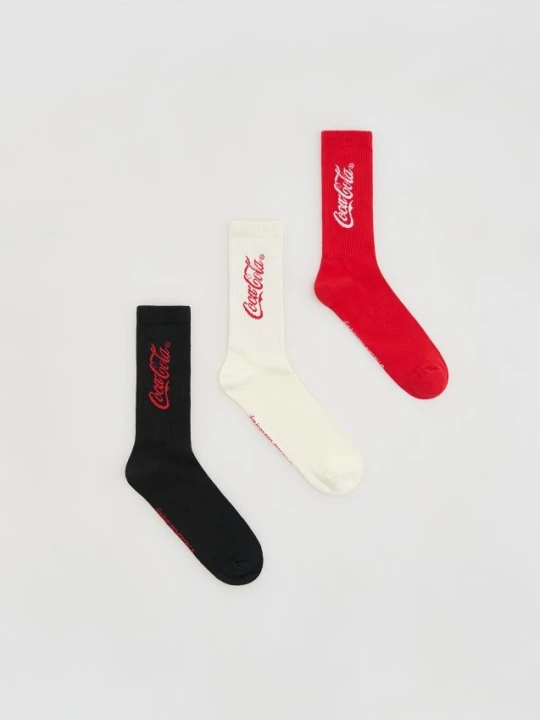 Zdjęcie produktu Reserved - 3 pack skarpet z napisem Coca-Cola - czerwony