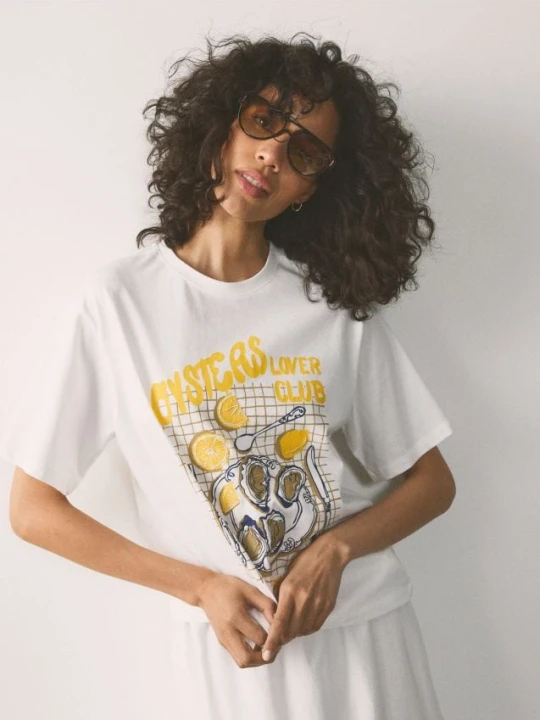 Zdjęcie produktu Reserved - Bawełniany t-shirt z nadrukiem - złamana biel