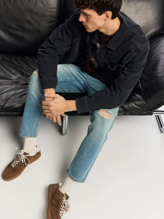 Zdjęcie produktu Reserved - Jeansy carrot slim z przetarciami - indigo jeans
