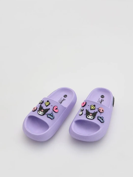 Zdjęcie produktu Reserved - Klapki z przypinkami Kuromi - lawendowy
