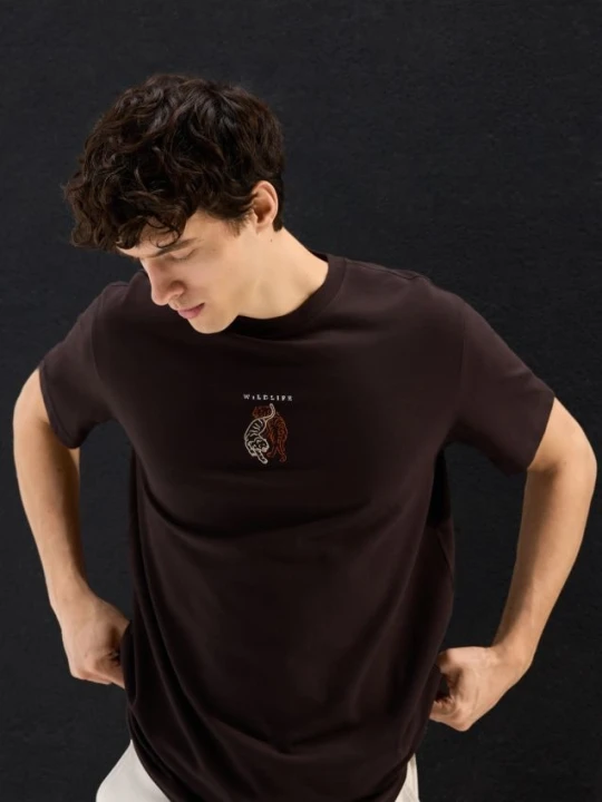Zdjęcie produktu Reserved - T-shirt comfort z nadrukiem - ciemnobrązowy