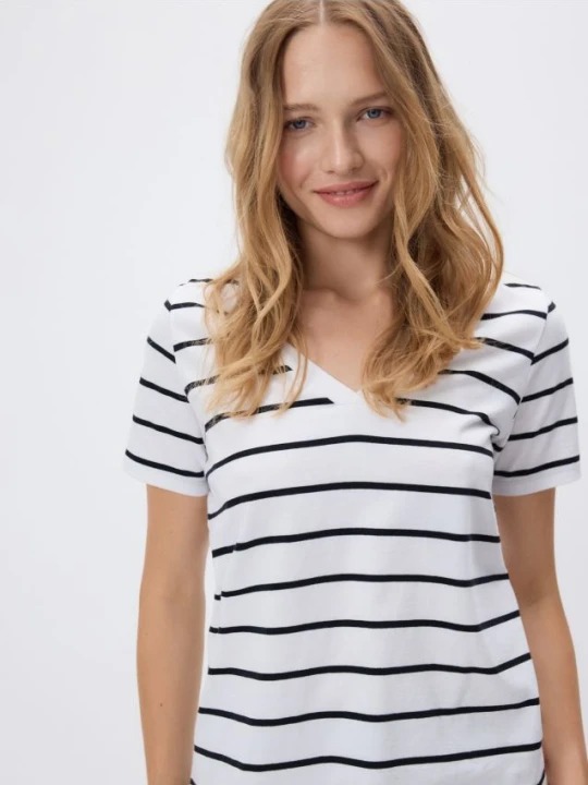Zdjęcie produktu Reserved - T-shirt regular z dekoltem V - wielobarwny