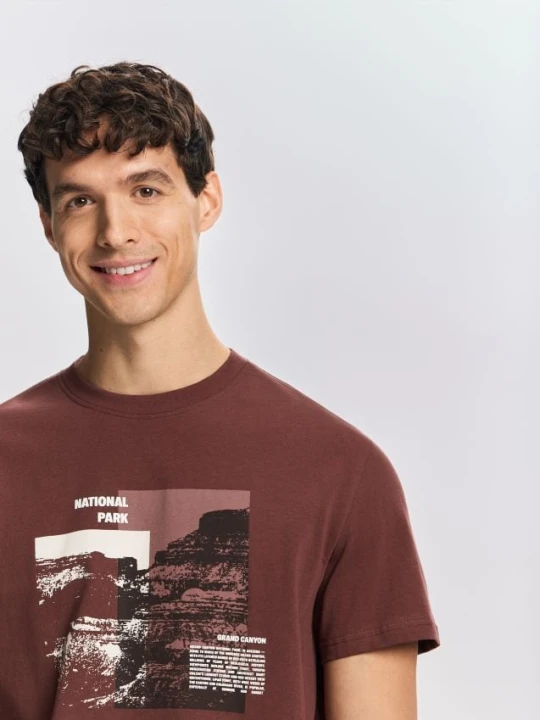 Zdjęcie produktu Reserved - T-shirt regular z nadrukiem - bordowy