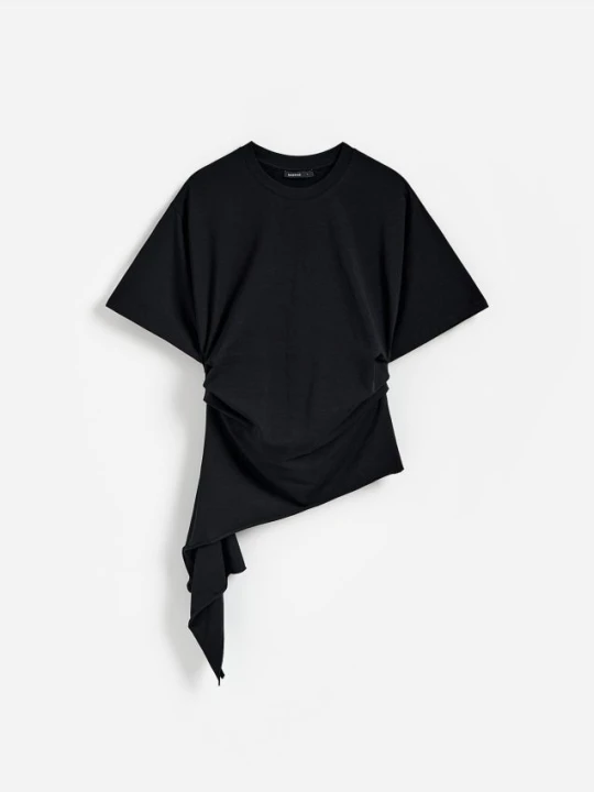Zdjęcie produktu Reserved - T-shirt z asymetrycznym dołem - czarny