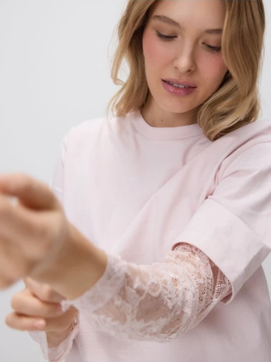 Zdjęcie produktu Reserved - T-shirt z koronkowymi rękawami - pastelowy róż