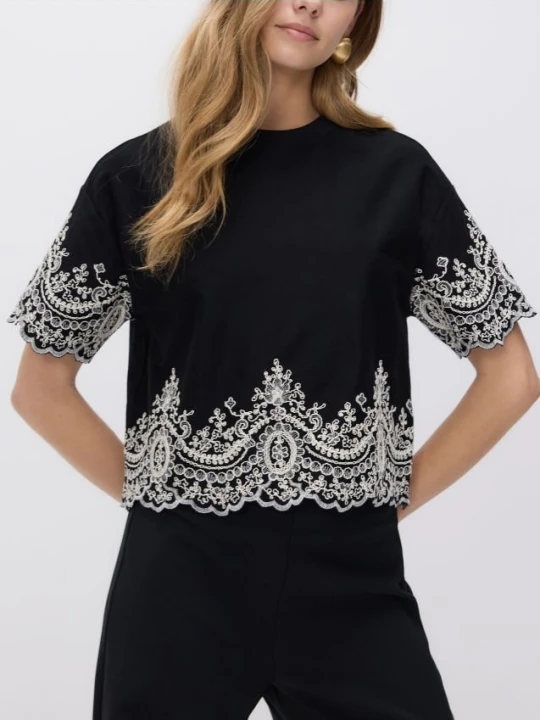 Zdjęcie produktu Reserved - T-shirt z ozdobnym haftem - czarny