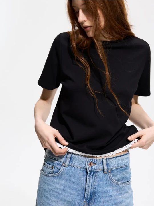 Zdjęcie produktu Reserved - T-shirt z ozdobnym wykończeniem - czarny