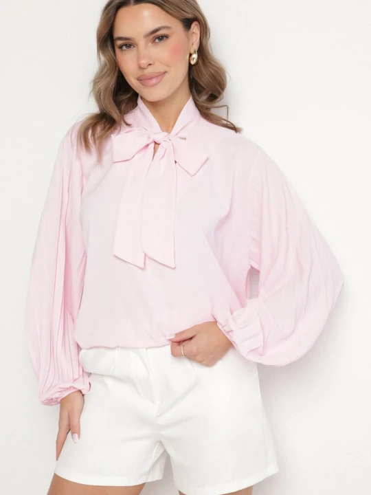 Zdjęcie produktu Różowa Bluzka z Plisowanymi Rękawami i Wiązaniem pod Szyją Jenindria New Collection