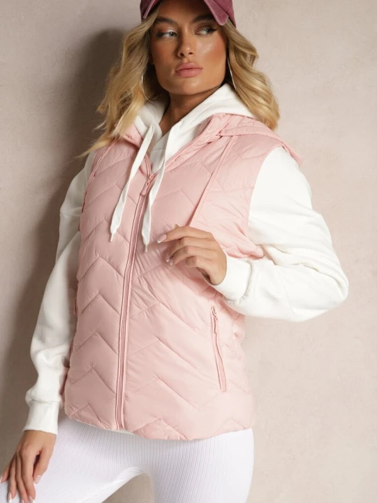 Zdjęcie produktu Różowa Kamizelka z Odpinanym Kapturem Ozdobiona Pikowanym Wzorem Saritha J.style