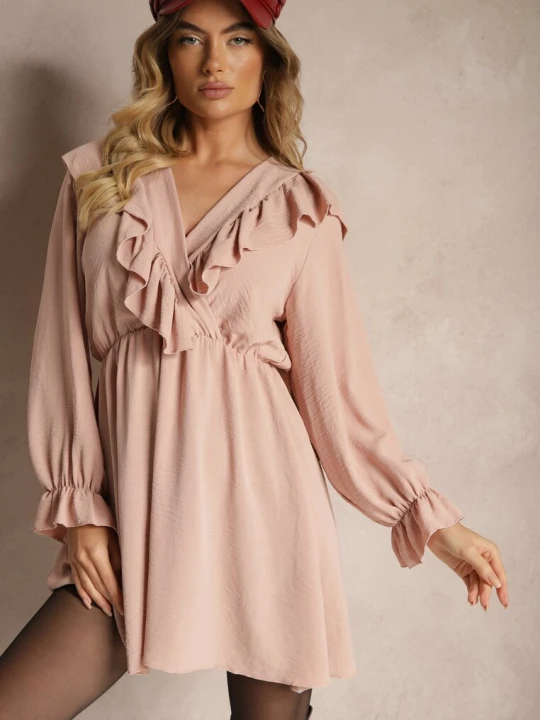 Zdjęcie produktu Różowa Kopertowa Sukienka z Żabotem Ozdobiona Falbankami Melosia New Collection