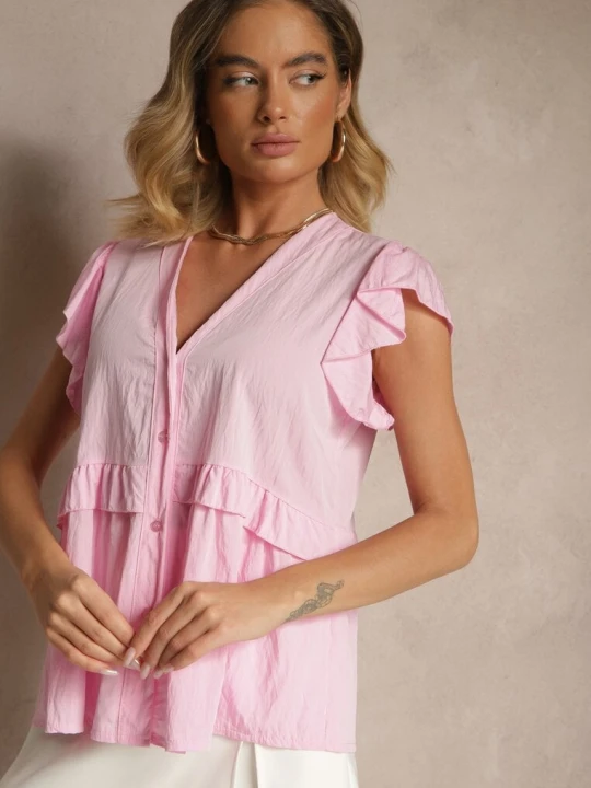 Zdjęcie produktu Różowa Koszula z Wiskozą Zdobiona Falbankami z Dekoltem w Serek Alisetta J Studio