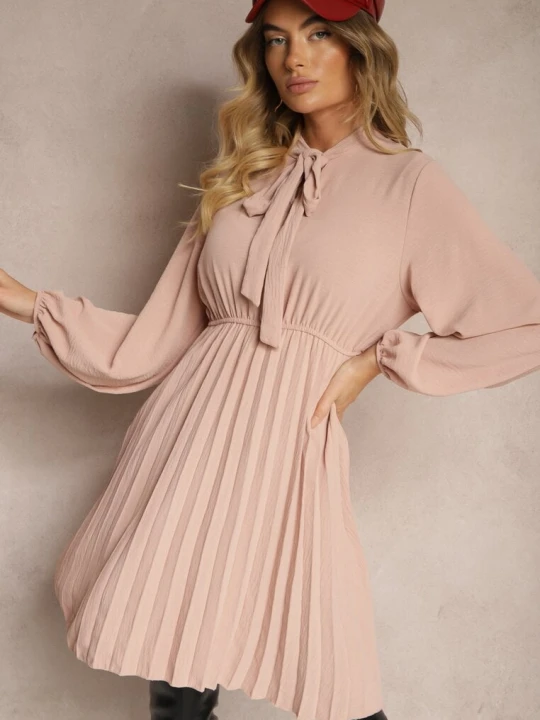 Zdjęcie produktu Różowa Plisowana Sukienka o Eleganckim Kroju z Wiązaniem przy Dekolcie i Gumką w Pasie Belorinda J Studio