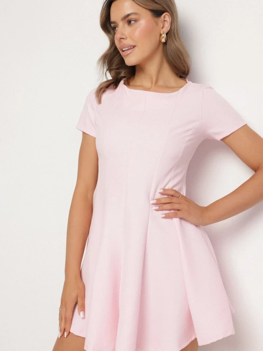 Zdjęcie produktu Różowa Rozkloszowana Sukienka z Krótkim Rękawem i Ozdobnymi Przeszyciami Meporea New Collection