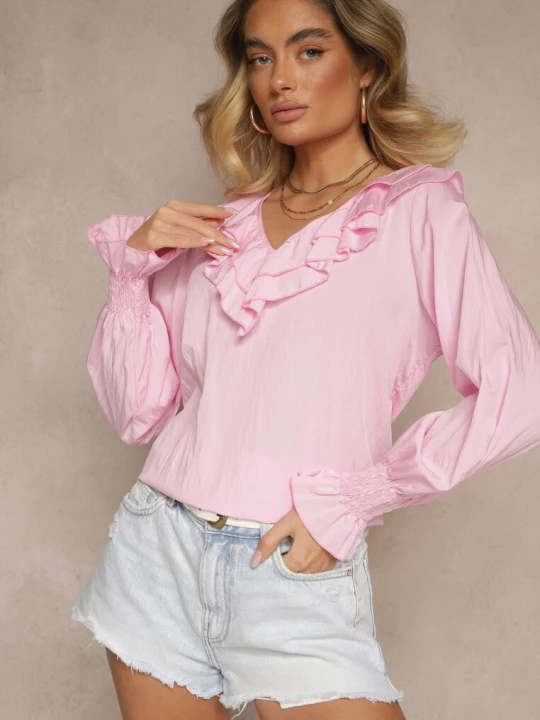 Zdjęcie produktu Różowa Rustykalna Bluzka z Wiskozą z Dekoltem w Serek i Falbankami Lislimi New Collection