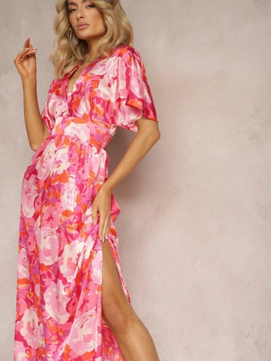 Zdjęcie produktu Różowa Satynowa Sukienka z Kopertową Górą Luźnymi Rękawami i Rozkloszowanym Krojem Karlemia Retro & Icone