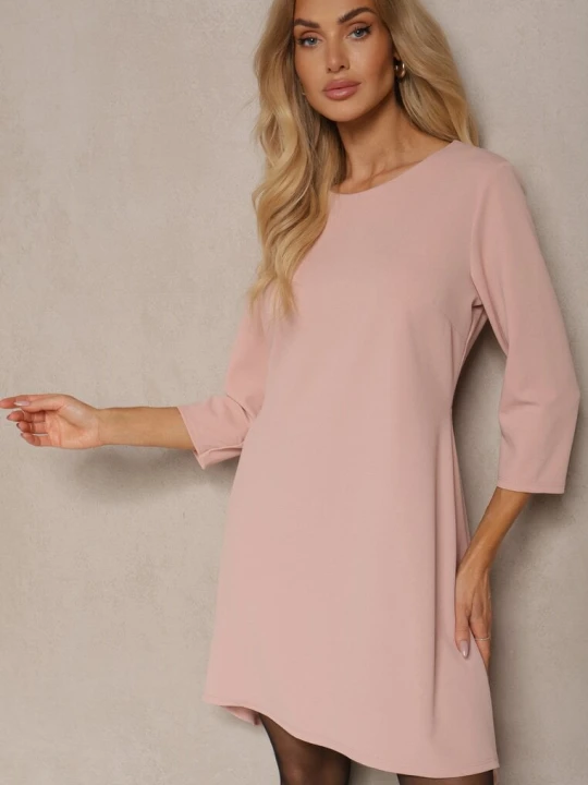 Zdjęcie produktu Różowa Sukienka o Trapezowym Kroju z Dłuższym Tyłem Gemivra New Collection