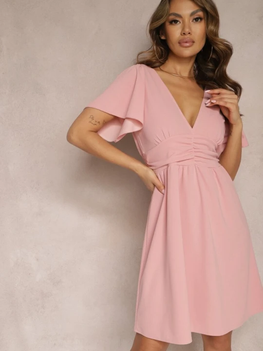 Zdjęcie produktu Różowa Sukienka z Rozkloszowanym Dołem i Ozdobnymi Przeszyciami Celarsa New Collection