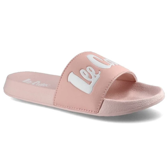 Zdjęcie produktu Klapki damskie Lee Cooper, skóra ekologiczna w jasnoróżowym kolorze z szerokim paskiem z tłoczonym logo oraz miękką profilowaną podeszwą, różowe, LCW