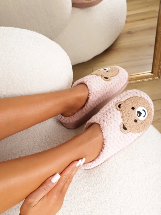 Zdjęcie produktu Różowe Ocieplone Kapcie z Naszywką w Kształcie Uroczego Misia Garana