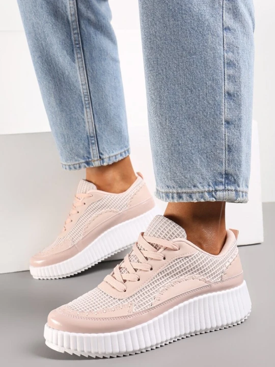 Zdjęcie produktu Różowe Sneakersy na Platformie Ozdobione Nitami i Patchworkowymi Wstawkami Jeneria