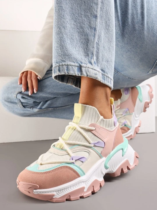 Zdjęcie produktu Różowe Sneakersy w Skarpetkowym Stylu z Elastycznym Wiązaniem i Tłoczoną Podeszwą Ielene